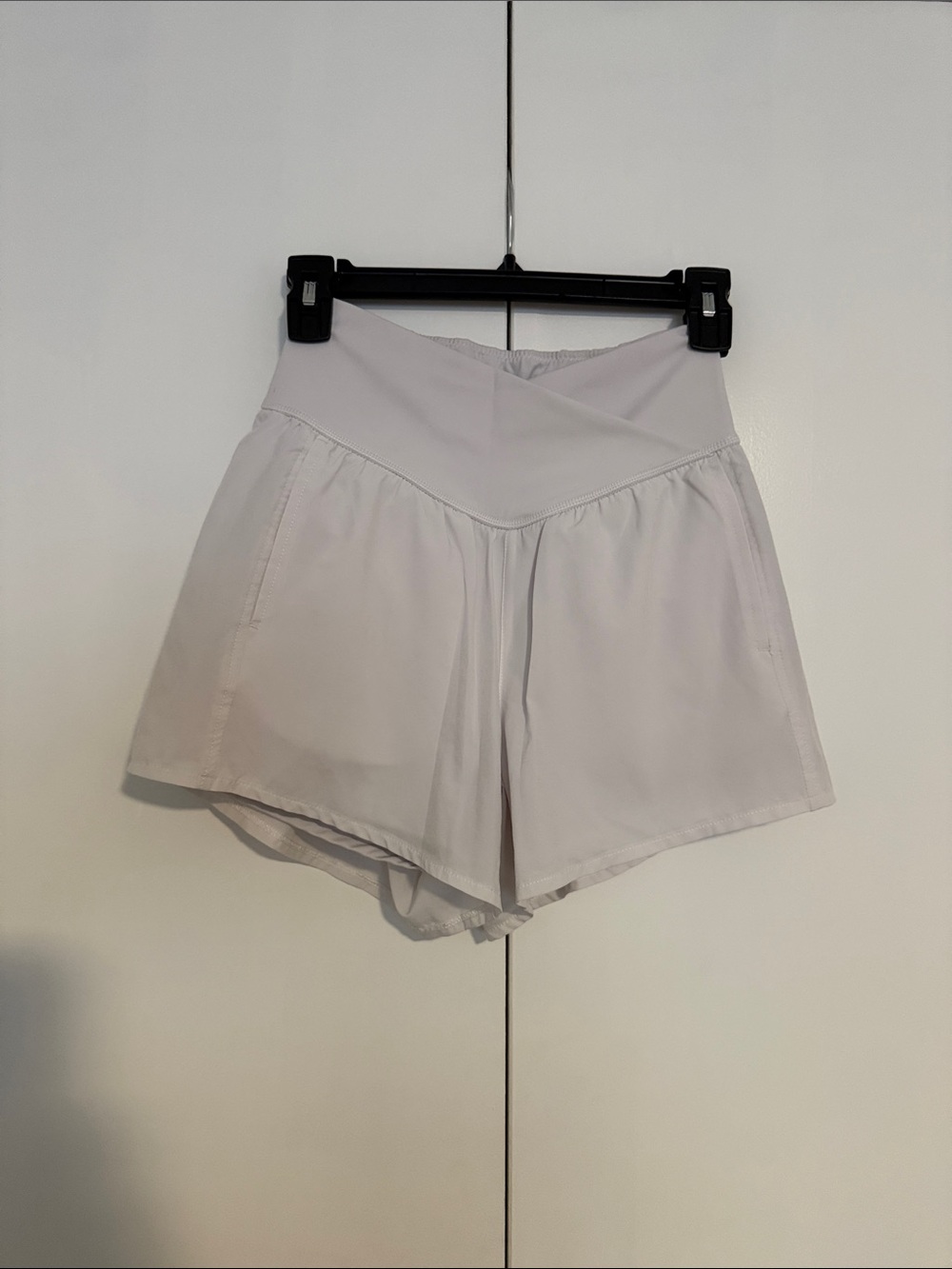HALARA White V-Waist Athletic Shorts with Pockets
